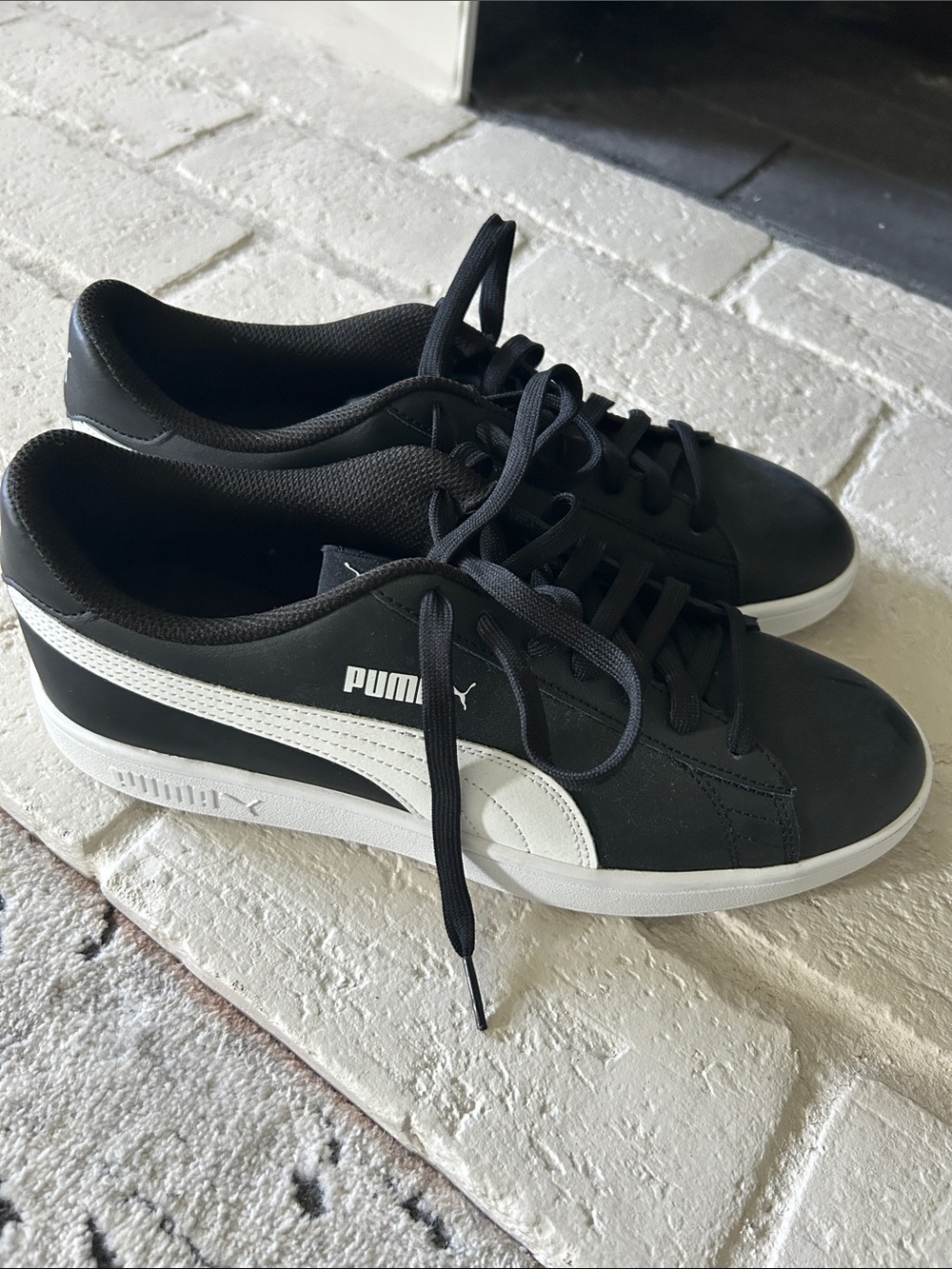 Men's Puma Black & White Classic Court Sneakers with White Formstripe Size 10